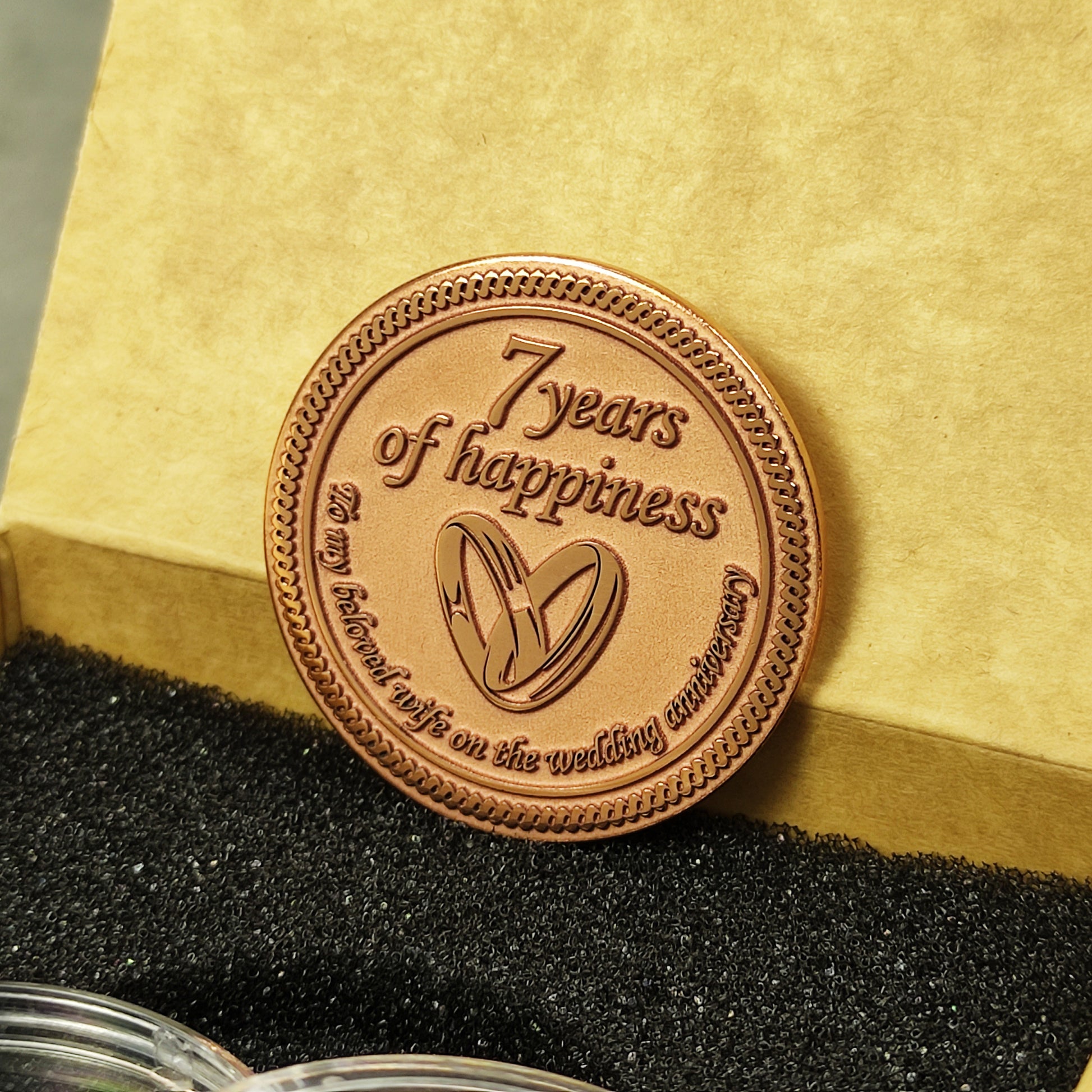 Hand-polished copper anniversary coin with "7 years of happiness" text, personalized wedding date engraving, high-quality metalwork.
