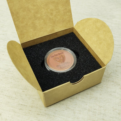 Vertical presentation of the personalized copper gift coin in a square box, ideal for a 7th wedding anniversary or wedding celebration.
